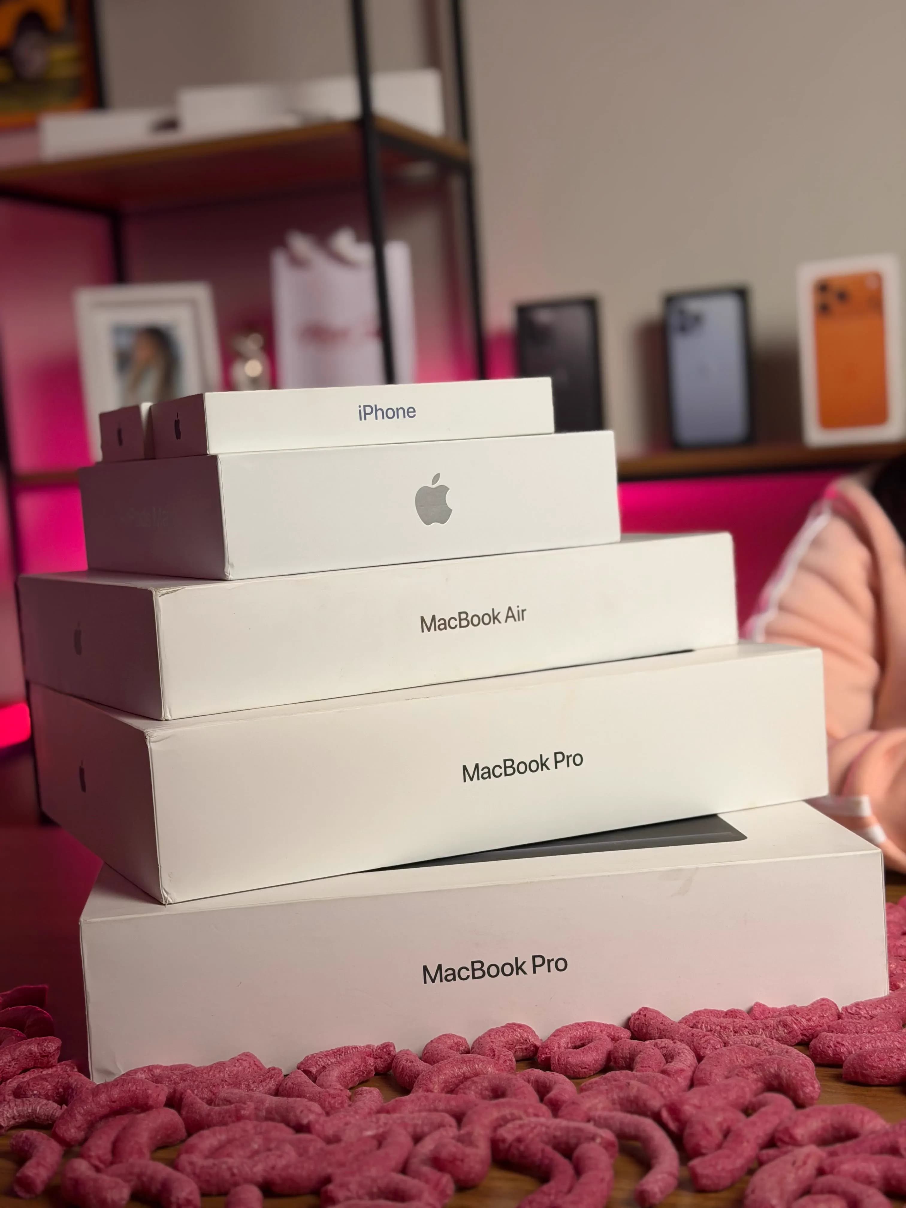 Caixas de produtos Apple sendo preparadas no espaço da Mavi